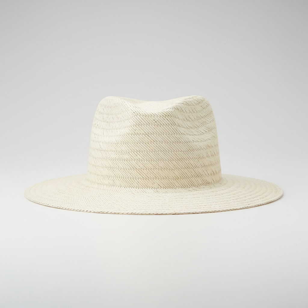 Sombrero Montecristi Superfino blanco de paja toquilla, tejido perfecto, fondo claro